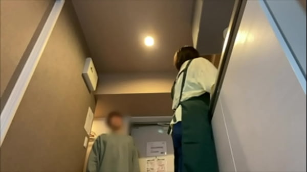 妻が料理を作っている姿にムラムラしてしまう変態旦那