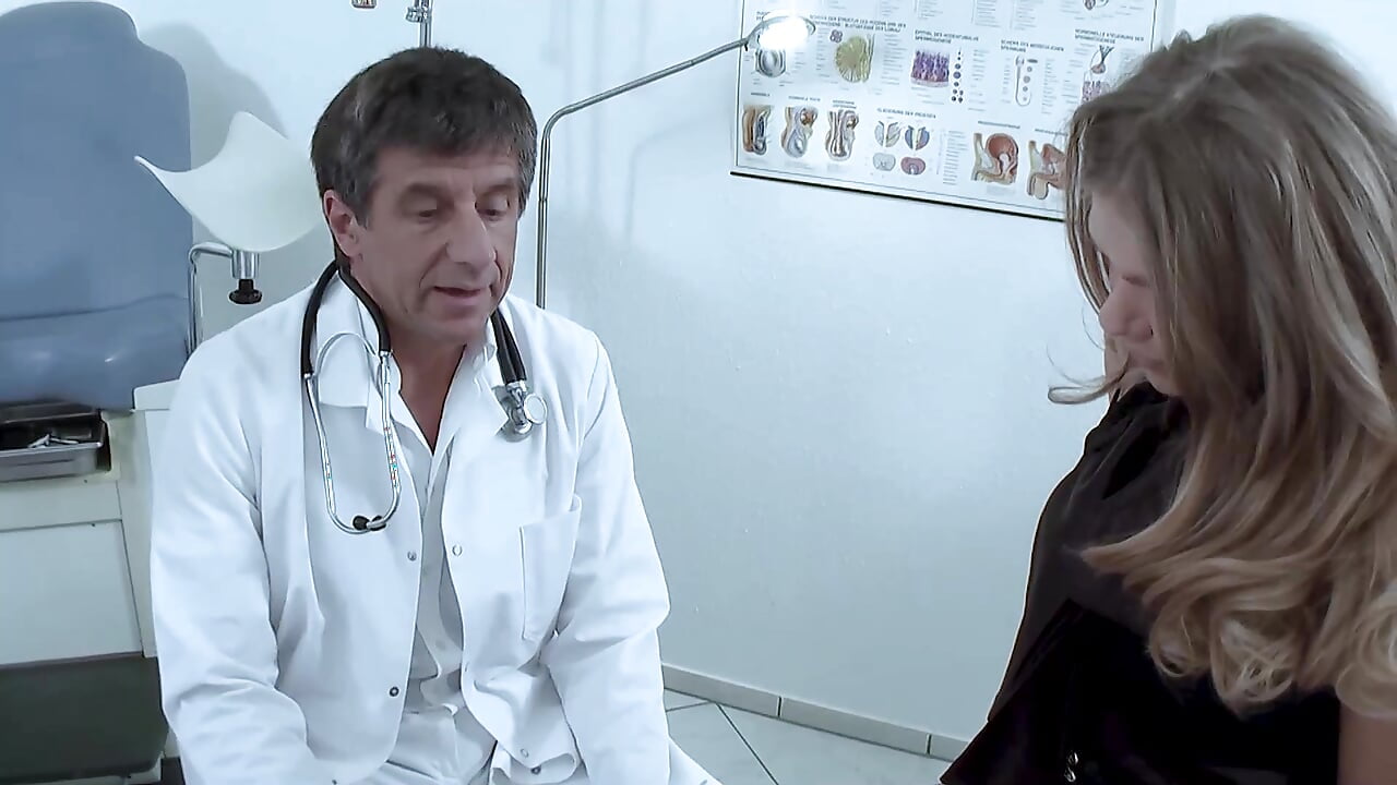 Piss orgy with chief physician in the clinic